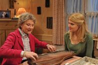 Sturm der Liebe – ARD STURM DER LIEBE FOLGE 1724 Uhr im ERSTEN. Hildegard (Antje Hagen, l.) entlockt ihrer alten Zither ein paar Töne. Mandy (Lara Mandoki, r.) lauscht fasziniert.