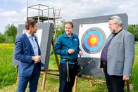 Die Rosenheim-Cops – Die Kommissare Hansen (Igor Jeftić, l.) und Stadler (Dieter Fischer, r.) erkundigen sich, ob Bogenschütze Walter Hofmeister (Martin Dudeck, M.) mit Jagdpfeilspitzen schießt.