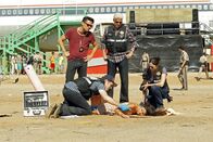 CSI: Vegas – Bei einem Rave in der Wüste wird ein Mädchen erschossen. Die Zeugenbefragung gestaltet sich schwierig, da die Raver unter Drogeneinfluss stehen. V.l.: Detective Carlos Moreno (Enrique Murciano), Greg Sanders (Eric Szmanda), D.B. Russell (Ted Danson) und Sara Sidle (Jorja Fox).