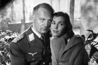 Des Teufels General – Liebe auf den ersten Blick: Fliegergeneral Harry Harras (Curd Jürgens) und Schauspielerin „Diddo“ (Marianne Koch) sind nach Harras‘ Inhaftierung wieder miteinander vereint.