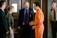Monk – (v.li.) Jason Gray-Stanford (Lt. Randall Disher), Traylor Howard (Natalie Teeger), Ted Levine (Capt. Leland Stottlemeyer), Tony Shalhoub (Adrian Monk), Scott Glenn (Sheriff Rollins).