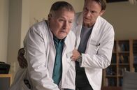 In aller Freundschaft – Als Dr. Martin Stein (Bernhard Bettermann, re.) ins Büro seines Freundes und Kollegen Dr. Roland Heilmann (Thomas Rühmann, li.) kommt, muss er ihm nach einem erneuten Schwindelanfall aufhelfen. Martin macht sich wirklich große Sorgen um Roland.