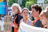 neoriginal: Aufgestaut – Alle hören auf mein Kommando! Lena (Valerie Stoll, M.) trägt heute die Verantwortung und leitet die Aktion der Klimaprotestgruppe. Sie behält die Lage und ihre Mitprotestierenden Henning (Joachim Seemann, l.), Finn (Adrian Grünewald, 2.v.r.) und Franzi (Maria Goletz, r.) im Blick.