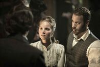 Jack the Ripper - Eine Frau jagt einen Mörder – Im Gegensatz zu seinen Vorgesetzen erkennt der junge Inspektor Frederick Abberline (Falk Hentschel, r.) sehr schnell, dass sich die deutsche Fotografin Anna Kosminski (Sonja Gerhardt, l.) nicht von ihrem Vorhaben abbringen lässt, die Unschuld ihres Bruders zu beweisen und den wahren Jack the Ripper ausfindig zu machen. Mutig setzt er sich über die Vorschriften hinweg ...