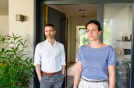 WaPo Bodensee – Katrin Hambach (Brigitte Urhausen, r.) ist verwundert: Ihr Mann Stephan (Denis Moschitto, l.) behauptet, die Polizei wäre nur gekommen, um ihm zu sagen, dass die Täterin gefasst sei und er sein Geld zurück bekomme.