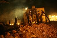 Tödliches Kommando - The Hurt Locker – Es scheint, als sei der Krieg im Irak endlos. Jeder Soldat schwebt permanent in Lebensgefahr. Ein besonderes Risiko gehen die Elite-Spezialisten eines US-amerikanischen Bombenräumkommandos ein.