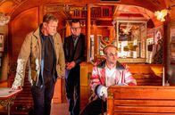 Morden im Norden – Finn (Sven Martinek, l.) und Lars (Ingo Naujoks, M.) befragen Clown Nils (Maik Rogge, r.) in seinem Wohnwagen.