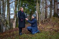 Sturm der Liebe – Robert (Lorenzo Patané, r.) hält um Lias (Deborah Müller, l.) Hand an.
