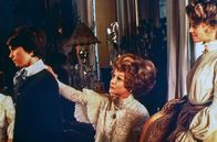 Der Mittler – Mrs. Maudsley (Margaret Leighton, Mi.) begutachtet den jungen Leo (Dominic Guard, li.), der sich als Gast der Familie mit ihrer Tochter Marian (Julie Christie, re.) angefreundet hat.