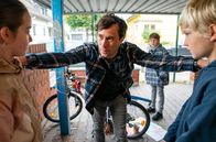 Tatort – Madita (Hanna Lazarakopoulos) und Pit (Finn Lehmann, r.) sind in Streit geraten. Anton Leu (Ludwig Trepte, 2.v.l.) versucht, die beiden zu versöhnen, damit sie gemeinsam den Gedenkort für ihren toten Mitschüler schmücken.