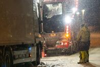 Ice Road Rescue - Extremrettung in Norwegen – The crew working in the blizzard. (National Geographic)