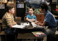 Young Sheldon – Als Billy (Wyatt McClure, l.), Sheldon (Iain Armitage, M.) und Tam (Ryan Phuong, r.) zusammen Dungeons & Dreagons spielen, ahnen sie nicht, welche Folgen das noch nach sich ziehen wird ...