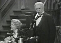 Dinner for One – Bietet ein weiteres Glas an: May Warden als Miss Sophie, Freddie Frinton als Butler James