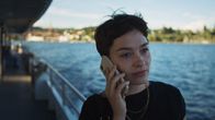 Mordufer – Kriminalhauptkommissarin Chiara Locatelli (Maria Wördemann) in einem privaten Moment: der aktuelle Fall hat sie mitgenommen.