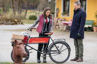 Sturm der Liebe – Christoph (Dieter Bach, r.) fühlt Maxi (Katharina Scheuba, l.) auf den Zahn.