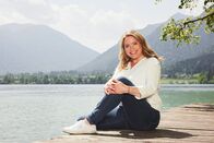 Die Landarztpraxis – Dr. Sarah König (Caroline Frier) Dateiname: 2777212.tif; Rechtehinweis: Dieses Bild darf bis eine Woche nach Ausstrahlung honorarfrei fuer redaktionelle Zwecke und nur im Rahmen der Programmankuendigung verwendet werden. Spaetere Veroeffentlichungen sind nur nach Ruecksprache und ausdruecklicher Genehmigung der Seven.One Entertainment Group GmbH moeglich. Nicht fuer EPG! Verwendung nur mit vollstaendigem Copyrightvermerk. Das Foto darf nicht veraendert, bearbeitet und nur im Ganzen verwendet werden. Es darf nicht archiviert werden. Es darf nicht an Dritte weitergeleitet werden. Aneinanderreihung/Zusammenlegung/Kopplung von Bildern zum Zweck der Erstellung von Slide-Shows o.ä. nicht gestattet; Verbindung/Einfügen/Anfügen von Werbung nicht gestattet. Bei Fragen: foto@seven.one Voraussetzung fuer die Verwendung dieser Programmdaten ist die Zustimmung zu den Allgemeinen Geschaeftsbedingungen der Presselounges der Sender der Seven.One Entertainment Group GmbH.