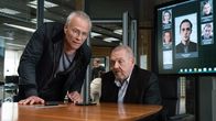 Tatort – Daniel Huberty (Stephan Kampwirth, Bildschirm rechts) hat ein Ausflugsschiff gekapert - per Telefon gibt er den Kommissaren Max Ballauf (Klaus J. Behrendt, l) und Freddy Schenk (Dietmar Bär, r) im Präsidium seine Forderungen durch.