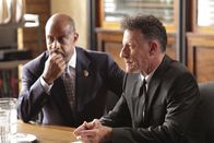 Castle – Roy Montgomery (Ruben Santiago-Hudson, l.) wird dem Regierungsagent Westfield (Lyle Lovett, r.) gegenüber immer misstrauischer.