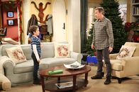 Last Man Standing – Boyd Baxter (Flynn Morrison, l.); Mike Baxter (Tim Allen, r.)