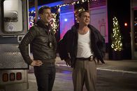 Brooklyn Nine-Nine – Jake Peralta (Andy Samberg, l.); Charles Boyle (Joe Lo Truglio, r.)