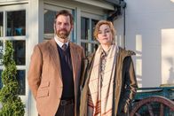 Agatha Raisin – Tom Richard (John Hopkins) und Fiona Richard (Nancy Caroll) stehen unter Mordverdacht.