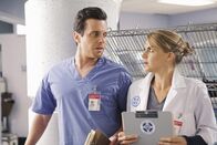 Scrubs - Die Anfänger – Drew (Michael Mosley, l.) und Denise (Eliza Coupe, r.) stellen fest, dass sie keine Affäre haben, sondern eine richtige Beziehung führen ...