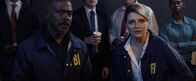 SWAT - Tödliches Spiel – Vorne, l-r: Agent Andrews (Marlon Young), Agent Melanie Hamlin (Mischa Barton)