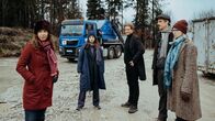 Der Alte – Caspar Bergmann (Thomas Heinze, M.) und Annabell Lorenz (Stephanie Stumph, 2.v.l.) ahnen, dass Andrea Sailers (Katharina Müller-Elmau, l.) Beziehung weiter reichen, als sie zugibt. Jakob Zeppelin (Max von Thun, 2.v.r.) und Sina Kramer (Teresa Rizos, r.) schauen Andrea fragend an.