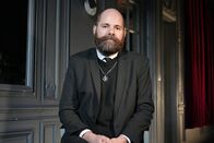 True Stories: Der Louvre-Raub – Wachmann Frédéric Serrier hat am Tag des Einbruchs die von den Dieben verlorene Krone gefunden.