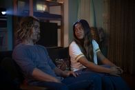 Surviving Summer – Poppy (Lilliana Bowrey, r.) hat Ari (Kai Lewins, l.) zu sich nach Hause eingeladen, um Trainingsvideos auszuwerten. Dabei kommen sich die beiden näher.