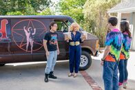 The Goldbergs – (v.li.) Sean Marquette (Johnny Atkins), Wendi McLendon-Covey (Beverly Goldberg), Sam Lerner (Geoff Schwartz), Hayley Orrantia (Erica Goldberg).