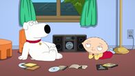 Family Guy – Stewie (r.) entdeckt die Schlagermusik von Anne Murray für sich und hört begeistert jeden Song rauf und runter. Als Brian (l.) ihn deswegen kritisiert, beschließt Stewie, ihn zu bekehren ...