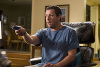 Klick – Durch die neue Universalfernbedienung hat der sonst so gestresste Michael (Adam Sandler) endlich mal wieder Zeit, sich in den Sessel zu setzen.
