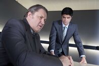 Der letzte Bulle – Andreas (Maximilian Grill, r.) fühlt dem Betriebsrat Rolf Ziller (Michael Brandner, l.) mal etwas genauer auf den Zahn - und kommt Ungereimtheiten auf die Spur ...
