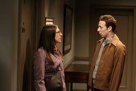 The Big Bang Theory – Da Sheldon die Möglichkeit ausschließt, dass Amy (Mayim Bialik, l.) auf Stuarts (Kevin Sussman, r.) Einladung eingeht und die Frage für ihn daher irrelevant ist, gibt Leonard Stuart grünes Licht. Als Amy die Einladung annimmt, gerät Sheldon ins Grübeln ...