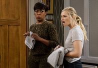 The Neighborhood – Tina Butler (Tichina Arnold, l.); Gemma Johnson (Beth Behrs, r.)