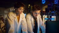 Die Pfefferkörner – Hakim (Mads Albatross) und Moritz (Jan Friedrichsen) testen das Eiweißpulver im HQ-Labor.