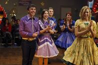 The Middle – Für Brad (Brock Ciarlelli, l.) und Sue (Eden Sher, r.) steht ihr großer Tag bevor: der Square-Dance-Wettbewerb ...