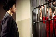 Twisted - Der erste Verdacht – Im Zuge der Ermittlungen stattet die junge Polizistin Jessica Shepard (Ashley Judd, l.) dem Gefängnisinsassen Ray Porter (Leland Orser, r.) einen Besuch ab.