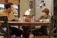 Two and a Half Men – Für seine mangelhaften Leistungen erfindet Jake (Angus T. Jones, r.) eine Menge kreativer Ausreden um keine Strafe von Alan (Jon Cryer, l.) zu erhalten ...