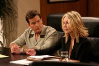 Two and a Half Men – L-R: Charlie Harper (Charlie Sheen) und Laura Lang (Heather Locklear)