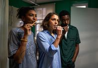 Trigonometry – Gemma (Thalissa Teixeira, l.), Ray (Ariane Labed, M.) und Kieran (Gary Carr, r.) sind ein eingespieltes Team in der Wohngemeinschaft. Doch hinter der Freundschaft verbergen sich tiefere Gefühle.
