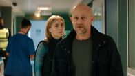 Informant - Angst über der Stadt – Holly (Elisa Schlott) konfrontiert Gabriel (Jürgen Vogel) mit verstörenden Nachrichten.