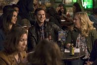 Brooklyn Nine-Nine – Melissa Fumero (Amy Santiago), Andy Samberg (Jake Peralta), Sarah Baker (Kylie).