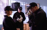 Navy CIS – Auf seltsame Weise explodiert ein Commander im Navy-Krankenhaus und stirbt. Gibbs (Mark Harmon, M.), Tony (Michael Weatherly, r.) und Kate (Sasha Alexander, l.) gehen dem nach ...
