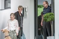 Der Bergdoktor – Katja Grainer (Floriane Daniel, M.) tritt mit ihrer Tochter Emma (Hedda Erlebach, l.) die Flucht nach vorne an und stattet Wolfgang Fuchs (Oliver Stokowski, r.) einen Besuch ab.