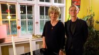 Krause kommt! – Judy Winter (li.) empfängt Pierre M. Krause in ihrer Wohnung in Berlin.