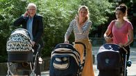 Opa wird Papa – Anton (Ernst Stötzner), seine Tochter Marie (Leonie Parusel) und ihre Freundin Nele (Stephanie Krogmann) schieben die Kinderwagen.