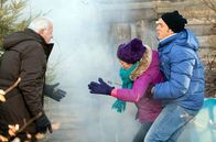 Fuchs und Gans – ARD/HEITER BIS TÖDLICH - FUCHS UND GANS, neue Krimiserie (16 Folgen), Folge 12 "Frau Latzel sagt ja"50 Uhr im Ersten. Die Füchse Urban (Peter Bongartz, l.) und Stefan (Tobias van Dieken, r.) eilen Emily Gans (Mira Bartuschek, M.) zu Hilfe.