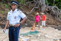 Death in Paradise – Angespült von den Gezeiten findet ein wichtiger Hinweis den Weg zurück zu Sergeant Hooper (Tobi Bakare). Doch bevor er ihn sich genauer anschauen kann, wird er dringend woanders gebraucht.